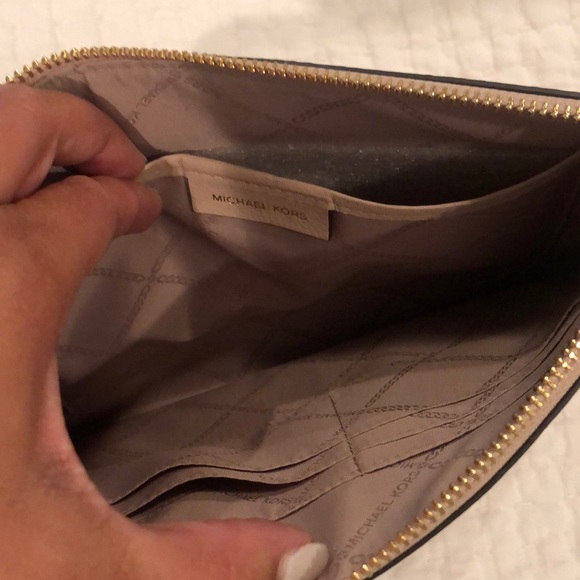 Michael Kors clutch with detachable strap - Picture 4 of 8